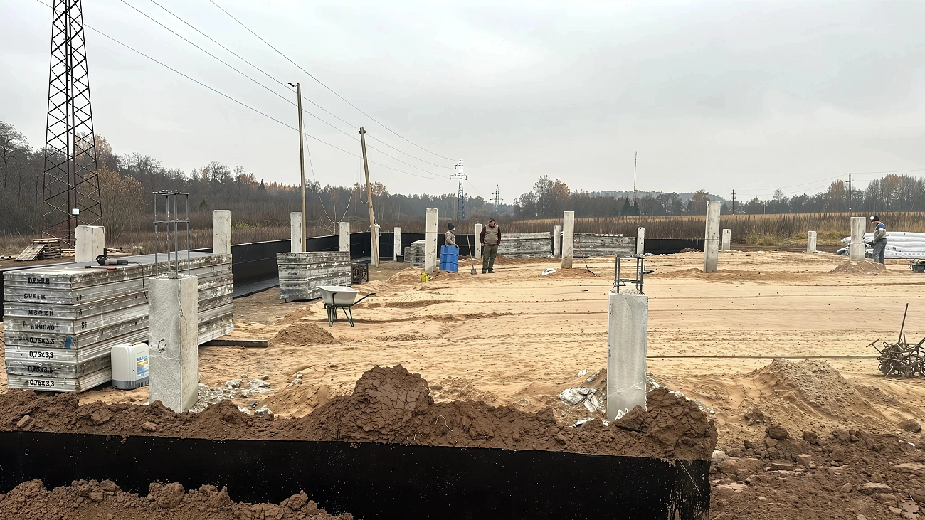 Столбчатый фундамент для дома из композитных панелей