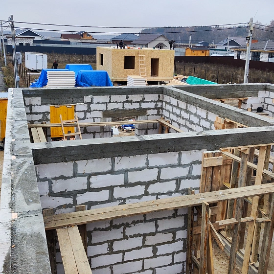 Столбчатый фундамент для дома из композитных панелей