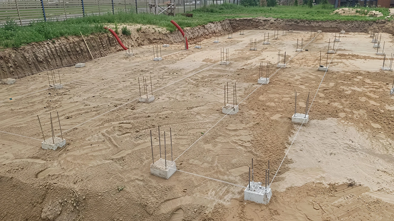 Столбчатый фундамент для дома из композитных панелей